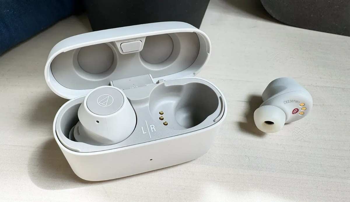 Headphones & Earbuds Item 3 MRw