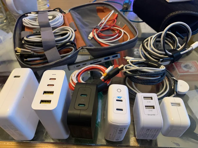 Accessories (chargers, cables, etc.) Item 1 F2z